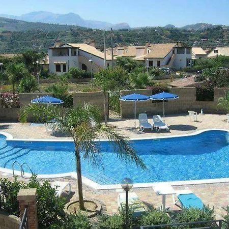 Villa Mansarda Camelie Via Dei Normanni, 45 Campofelice Di Roccella Exterior foto