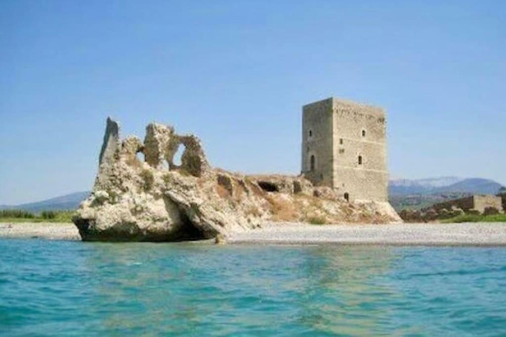 Villa Mansarda Camelie Via Dei Normanni, 45 Campofelice Di Roccella Exterior foto