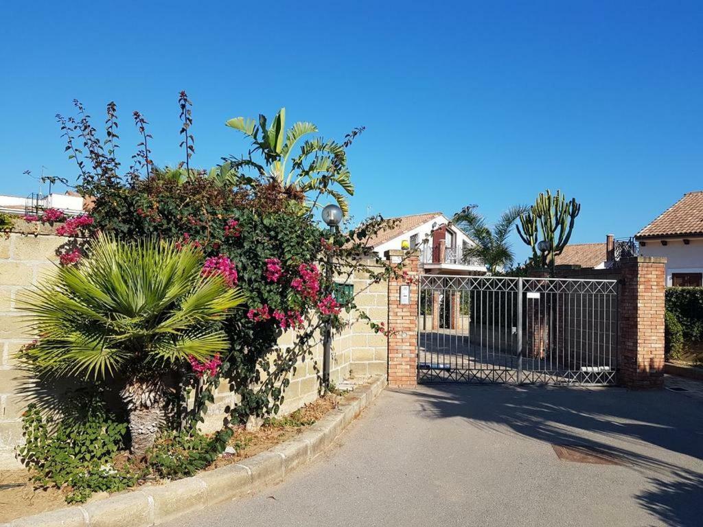 Villa Mansarda Camelie Via Dei Normanni, 45 Campofelice Di Roccella Exterior foto